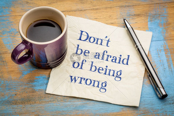不要害怕做错事用咖啡在餐巾纸上写有灵感的笔迹图片