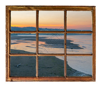 内布拉斯加沙丘山的河上日出透过古老的坚固用脏玻璃砸碎的窗户图片