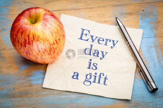 每天都是礼物灵感的提醒手写在餐巾纸上加新鲜苹果图片