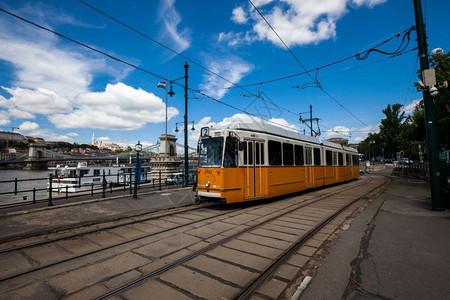 2017年5月8日在布达佩斯老城中心运行的黄电车图片