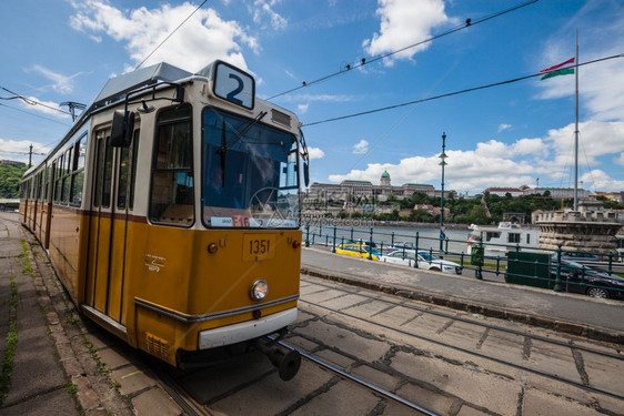 2017年5月8日在布达佩斯老城中心运行的黄色电车图片