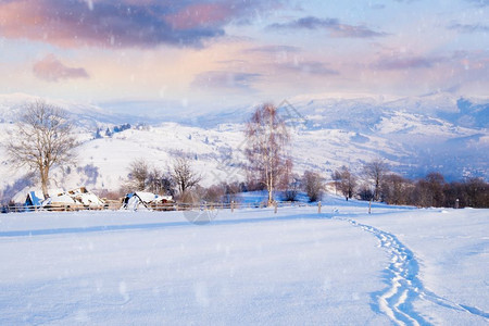 冬季下雪的村庄图片