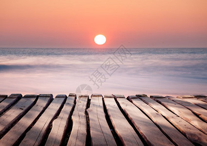 热带海洋滩日落的景观图片