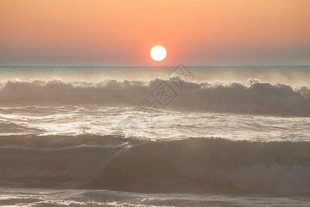 日出在海洋上阳光夏日的海景图片