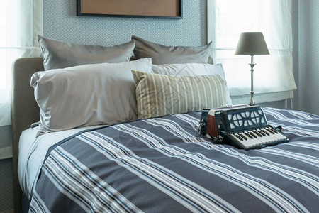 室内设计有条纹枕头和床上装饰手风琴图片