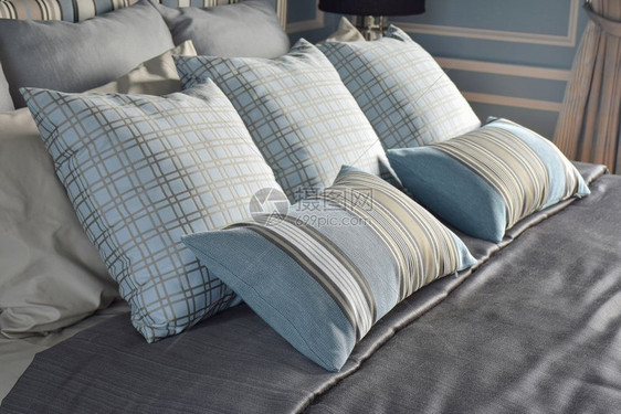 蓝色枕头放在床铺上图片