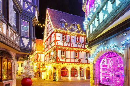 法国阿尔萨斯科勒马老城传统的Alsatian半平板房屋在法国阿尔萨斯的圣诞节时装饰和照亮图片
