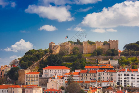 在葡萄牙阳光明媚的白天里斯本历史中心圣乔治或豪尔赫城堡和里斯本历史中心在阳光明媚的下午空中观察葡萄牙里斯本图片