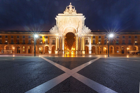 晚上在葡萄牙里斯本商业广场Ttriumphal拱门RuaAugustaArch晚上在葡萄牙里斯本商业广场图片