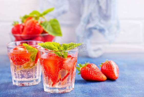 在玻璃和桌子上喝草莓图片