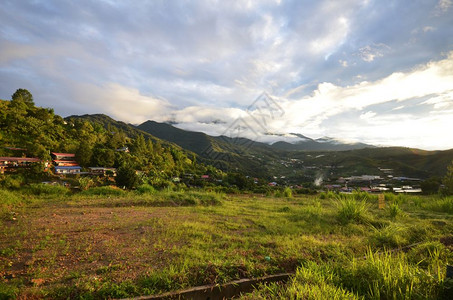 基纳巴卢山是婆罗洲和克罗山脉的最高峰是马来群岛的最高山峰图片