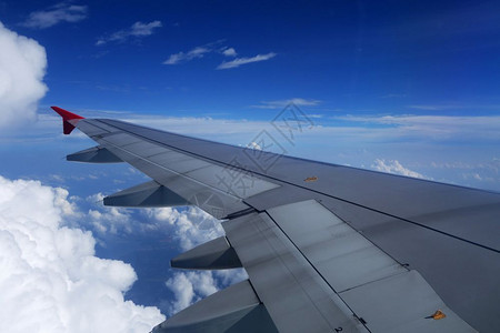 飞在云上方的机翼图片