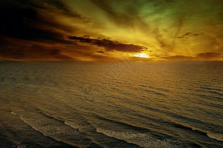 美丽的日出在海面上图片