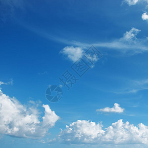 美丽的白云对着蓝天图片