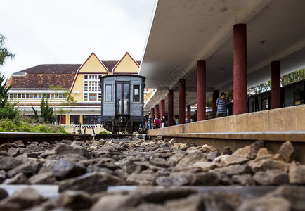 2017年月日古代火车站是著名的地点旅行者的历史目地在越南达拉特有铁路古老的火车运输旅游者图片