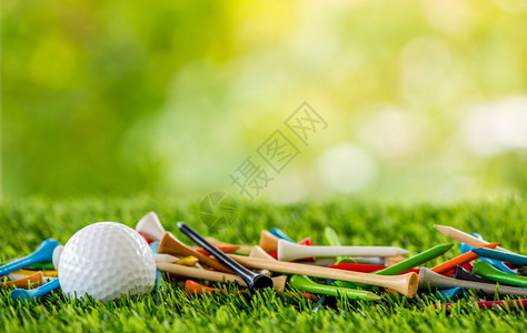 绿色田地上球高尔夫图片