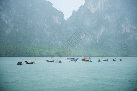 Pangnga湾有雨的长尾船图片