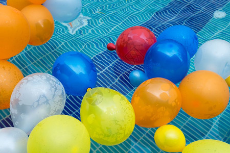在游泳池中漂浮的彩色气球图片