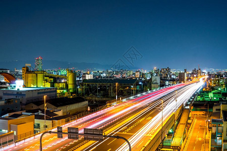 日本大阪的夜城和交通图片