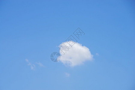 白色云朵标题框蓝色天空中的云朵背景