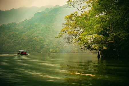 2016年9月日越南BacKan省BaBe湖船上的游客将享受并探索BaBe湖图片