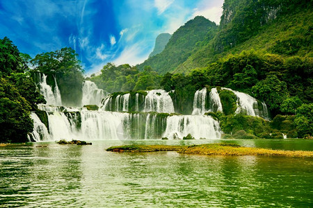 越南高邦的BanocBanoc瀑布位于一个成熟的喀斯特形区当时原石灰岩基层正在被侵蚀图片