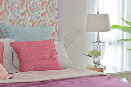 多彩浪漫的床铺风格图片