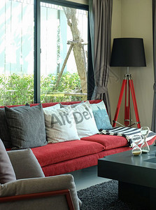 现代客厅的红色沙发图片