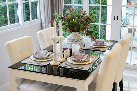 餐桌和舒适的椅子用优雅餐桌布置以古董风格图片