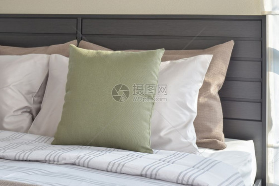 现代室内床上有绿色和白色枕头图片