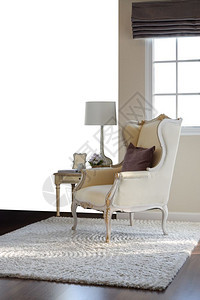 经典椅子地毯上有棕色枕头用古老的风格白色背景内部隔离图片