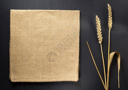 小麦耳朵和木本底布图片