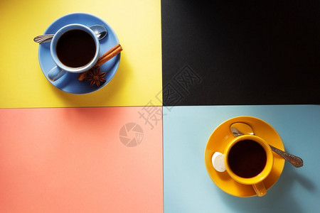 三色拼接背景的二色咖啡杯图片