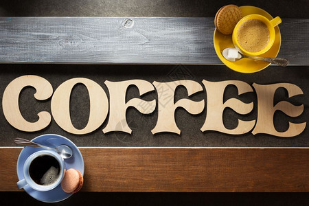 木制招牌背景的咖啡杯图片