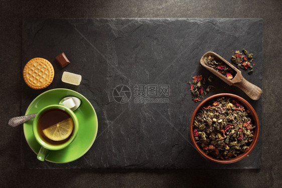 绿色茶杯和茶叶图片