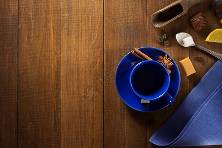 蓝色茶杯和各种香料背景图片