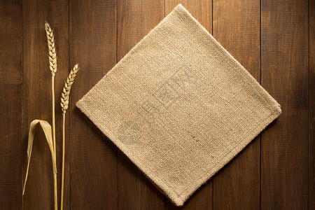 小麦耳朵和木本底布图片