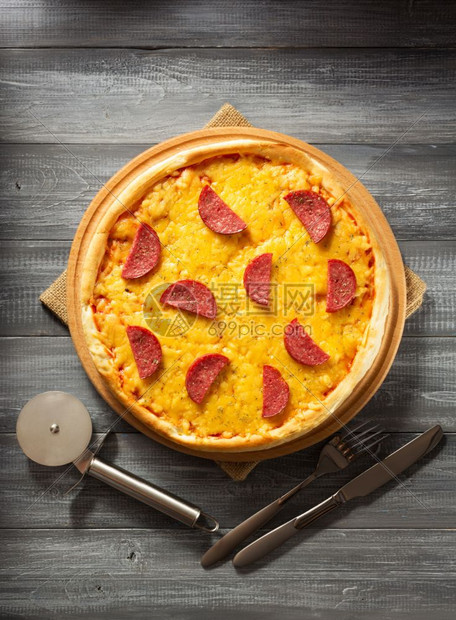 木制桌上的辣椒尼披萨图片