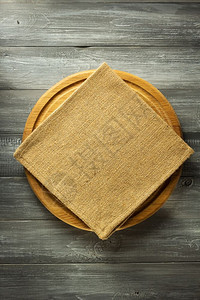 木制背景板上的餐巾纸图片