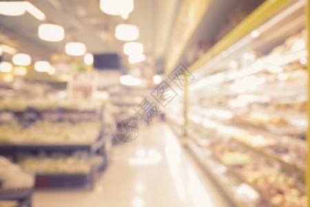 在超市购物的人和在货架上杂的抽象内脏具有古老过滤效应图片
