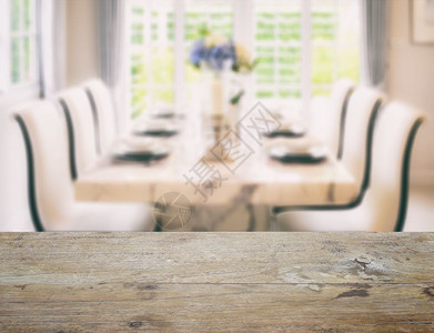 木板桌顶餐模糊坐椅舒适具有古董风格效果图片