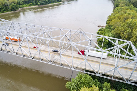 密苏里河桥和洛切港附近的I70公路交通MO空视图片