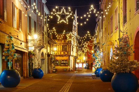 法国阿尔萨斯科勒马老城传统的Alsatian半平板房屋在法国阿尔萨斯的圣诞节时装饰和照亮图片