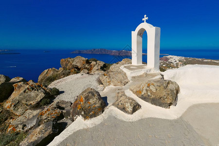 希腊圣托里尼奥亚Oia或伊亚Ia的典型希腊白色教堂Santorrini岛希腊圣托里尼岛图片