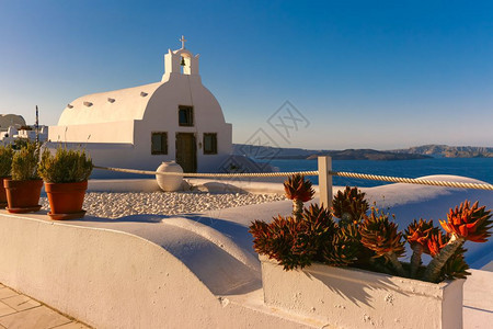 希腊圣托里尼奥亚Oia或伊亚Ia的典型希腊白色教堂Santorrini岛希腊圣托里尼岛图片