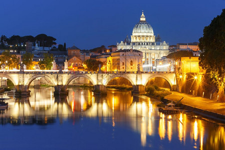 圣安吉尔桥和彼得大教堂在意利罗马的蒂贝尔河清晨蓝色时段有镜像反射图片