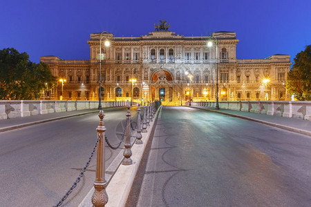 意大利罗马司法宫意大利罗马司法宫和庞特安贝托一号桥上午蓝时在意大利罗马图片