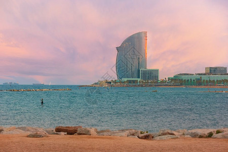 西班牙巴塞罗那内塔海滩在西班牙加泰罗尼亚巴塞内塔海滩在粉色日落巴塞罗内塔海滩图片