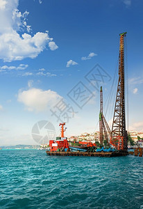土耳其伊斯坦布尔Bosphorus港口的货船图片