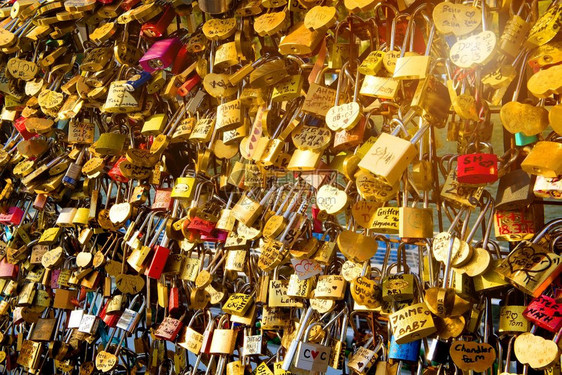 法国巴黎桥上的爱之锁图片